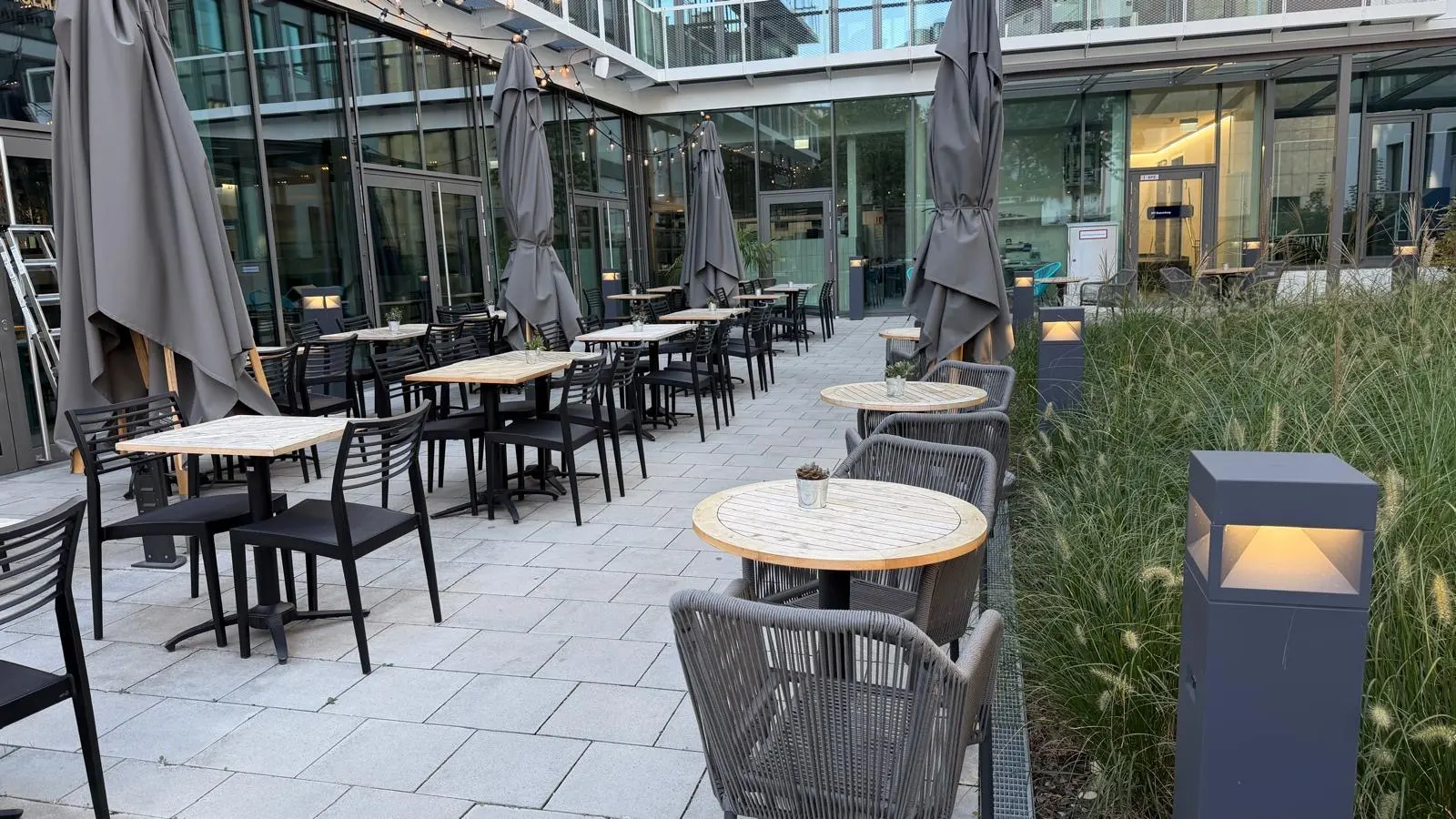 Außenterrasse des Convivio in den Brienner Gärten in München